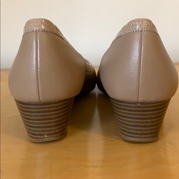 Cole Haan Like New Tan Wedge Size 9 Like New - Picture 5 of 7